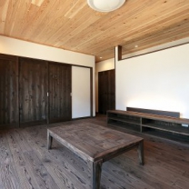 ■リビング
床板の表面を焼くことでアジアンチックな雰囲気を演出。家具も同じ素材で作成したオリジナル。