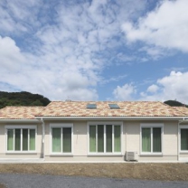 南欧風をイメージした、多色使いの洋瓦の屋根が特徴。白い外壁に白い窓枠が調和する。