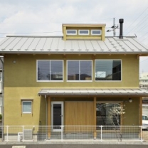 高崎駅徒歩圏内にある狭小地に建つ合板などの新建材を一切使わない自然素材のみで建てた「人と環境に優しい家」が完成しました。