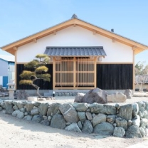 焼杉×漆喰
和瓦に鬼瓦をのせた落ち着きと品のある佇まい