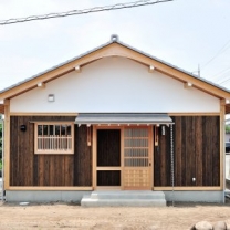 外観　(東側）
黒い板の壁と漆喰仕上げの白壁が特徴な外観
屋根の破風板の下端に曲がりを設け日本の家屋の伝統のディテールを残していく