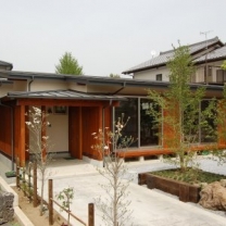桐生市街地に建つ地域や家族、自然や環境へのつながりを意識した中庭のある住宅です。2012ぐんまの家設計建設コンクール　最優秀賞