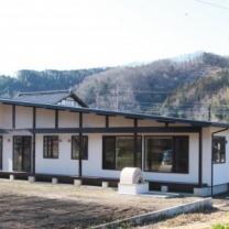 開放的な敷地に建つ平屋建ての住宅です。敷地の環境の良さを生かし、ゆとりのある空間を配置しました。