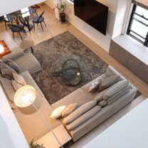 一目惚れのソファを中心にした空間設計。